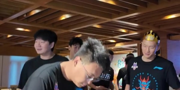 生日当天首秀！山东男篮将帅为陈林坚庆祝32岁生日